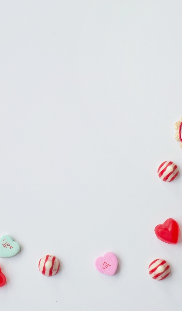 Серый фон с конфетами и печеньем в форме сердца