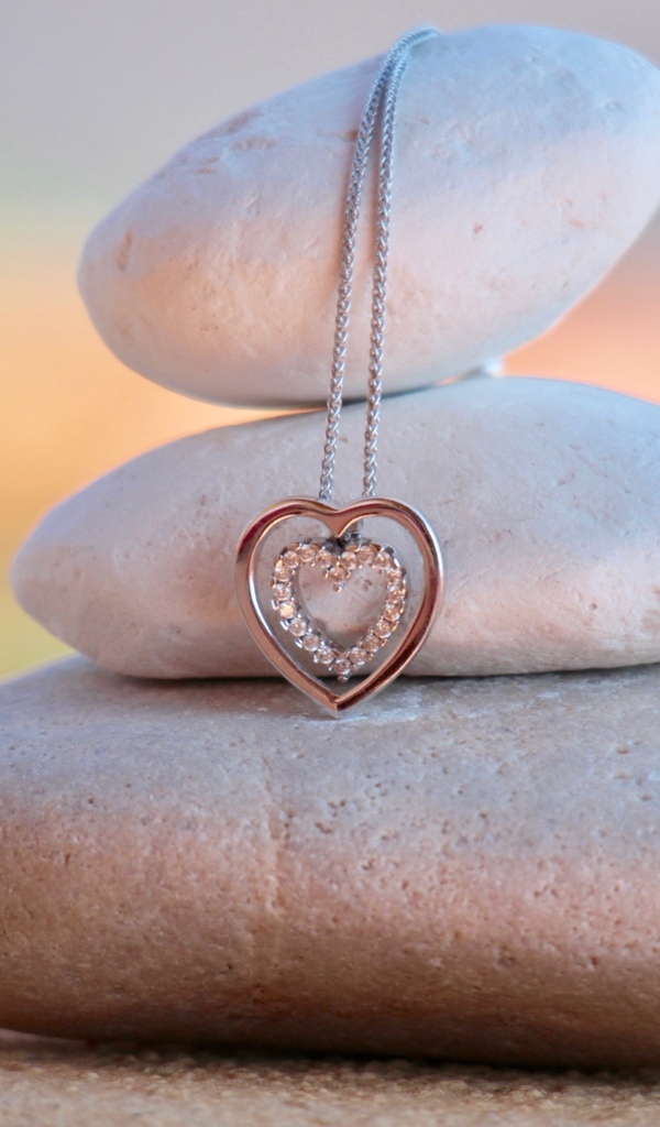 Кулон в форме сердца на камнях