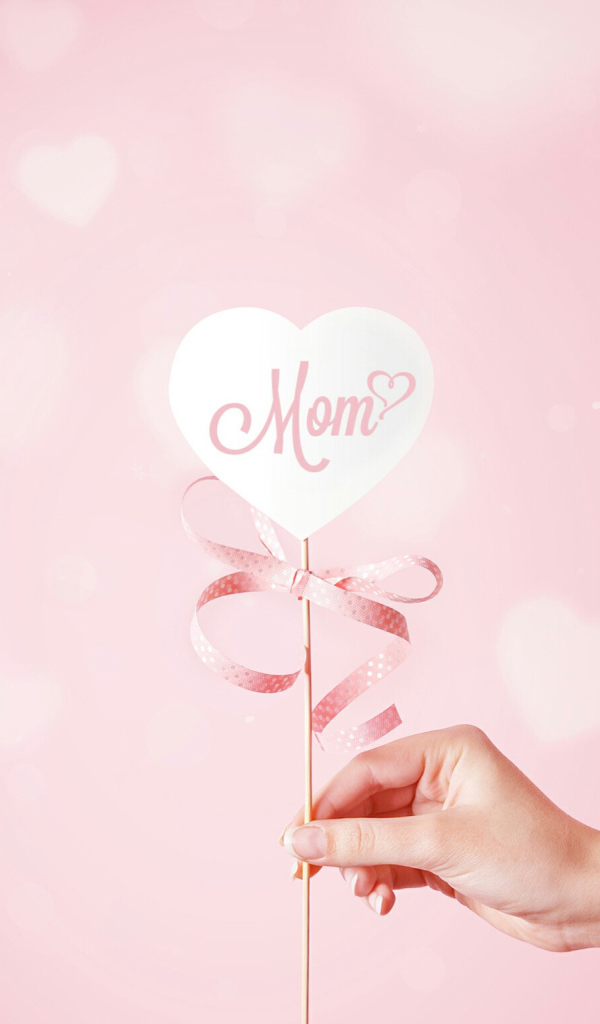Сердечко для мамы на палочке  в руке