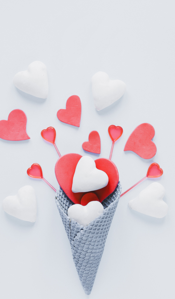 Рожок с сердечками на сером фоне