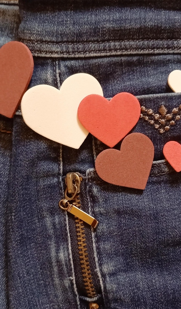 Маленькие красные сердечки в карманах джинсов