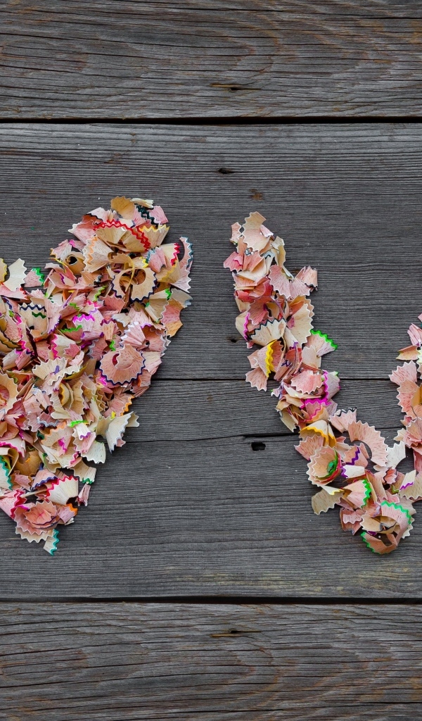 Надпись любовь из стружки карандашей на деревянном фоне