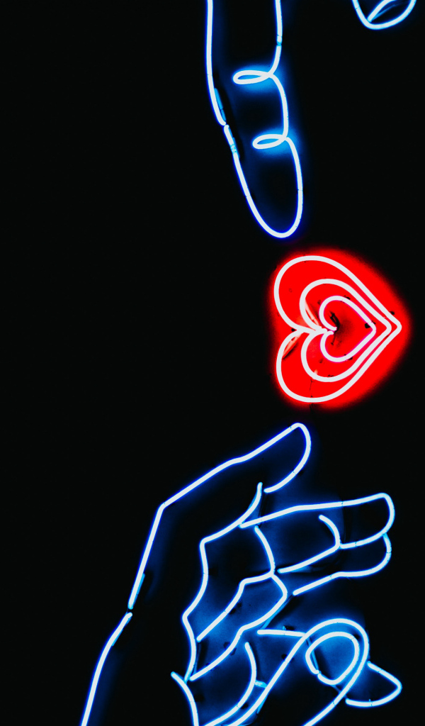 Неоновое красное сердце с руками на черном фоне