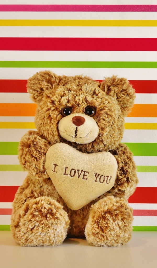 Плюшевый милый медвежонок с сердечком