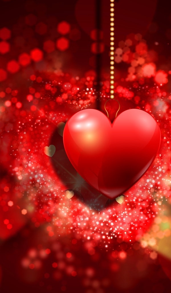 Красное сердце на золотой цепочке на фоне