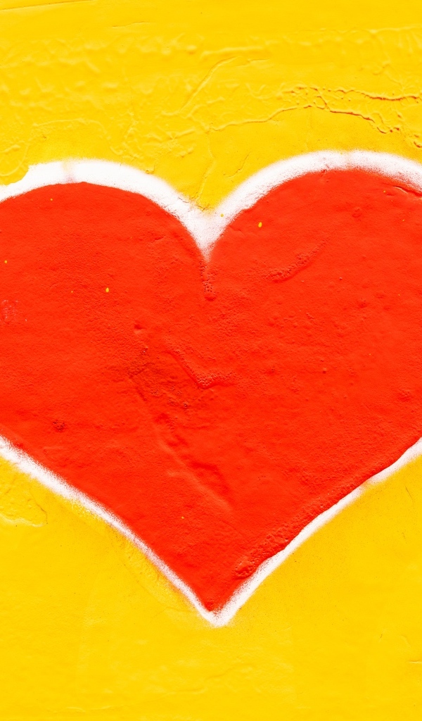 Красное сердце на желтом фоне