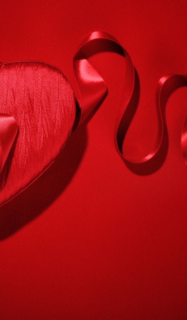 Красное атласное сердце с лентой