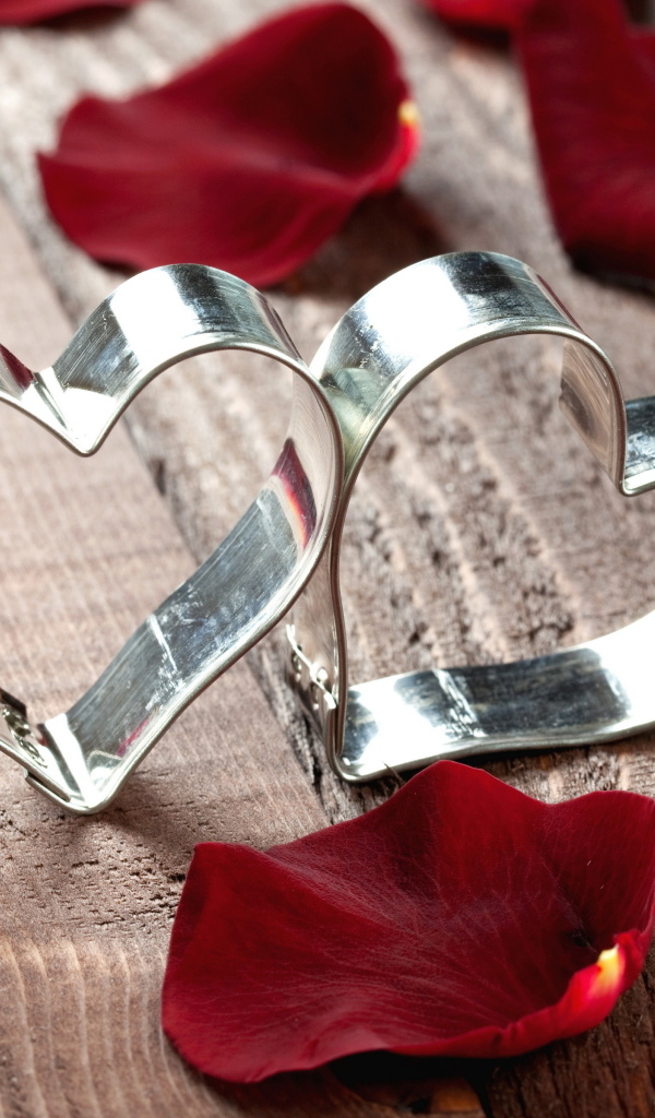 Две формочки в форме сердца с красными лепестками розы
