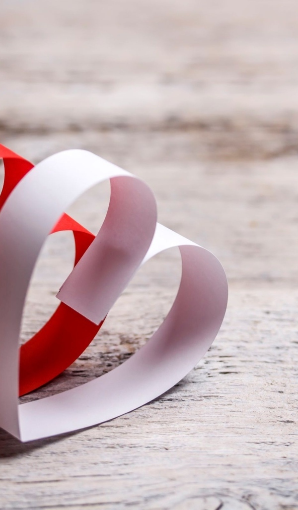 Два бумажных сердца на столе