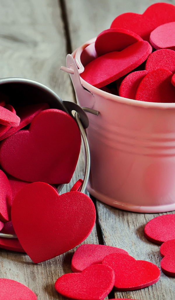 Два маленьких ведра с красными сердечками