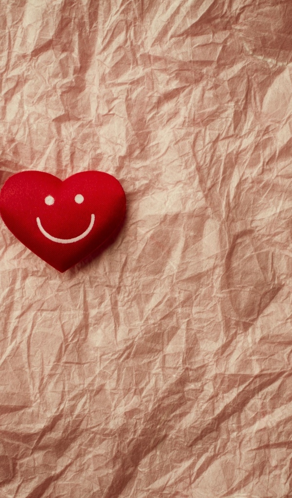 Два улыбающихся сердца на помятой бумаге