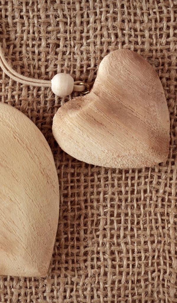 Два деревянных сердца на ткани