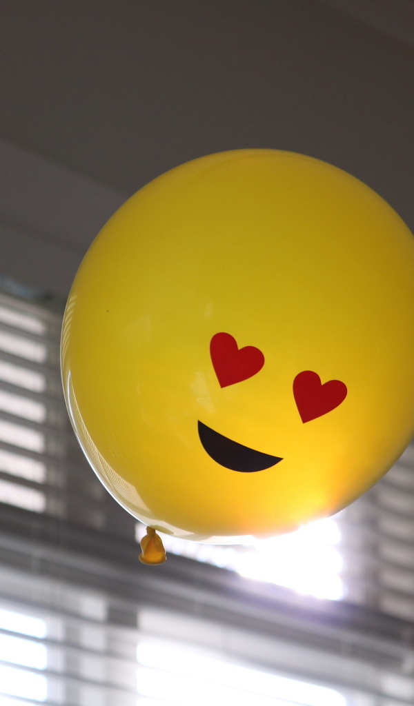 Желтый воздушный шарик с глазами в форме сердца