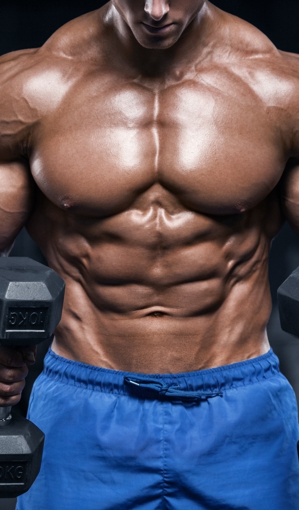 Накаченное тело мужчины с гантелями в руках