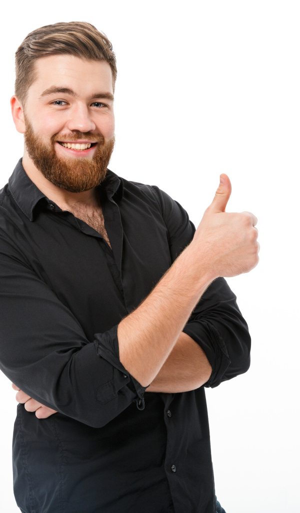 Улыбающийся мужчина с бородой показывает класс