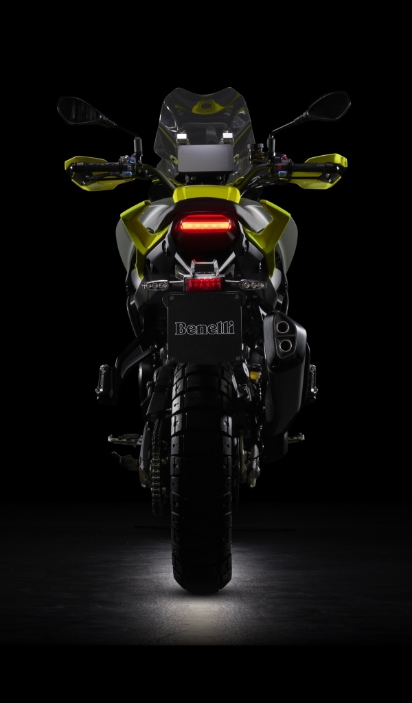 Мотоцикл Benelli TRK 800 на черном фоне