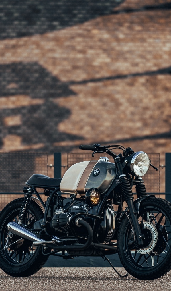 Черный мотоцикл Bmw R100RT у стены