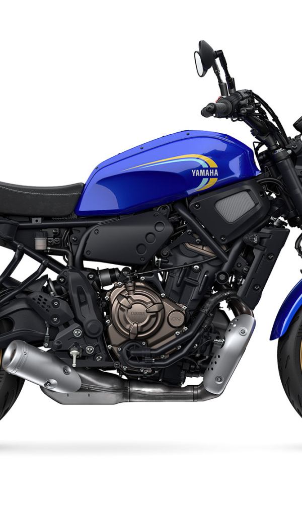 Мотоцикл Yamaha 700 на белом фоне