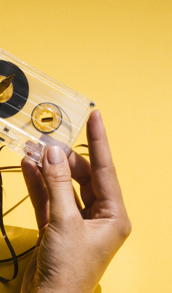 Старую кассету наматывают карандашом