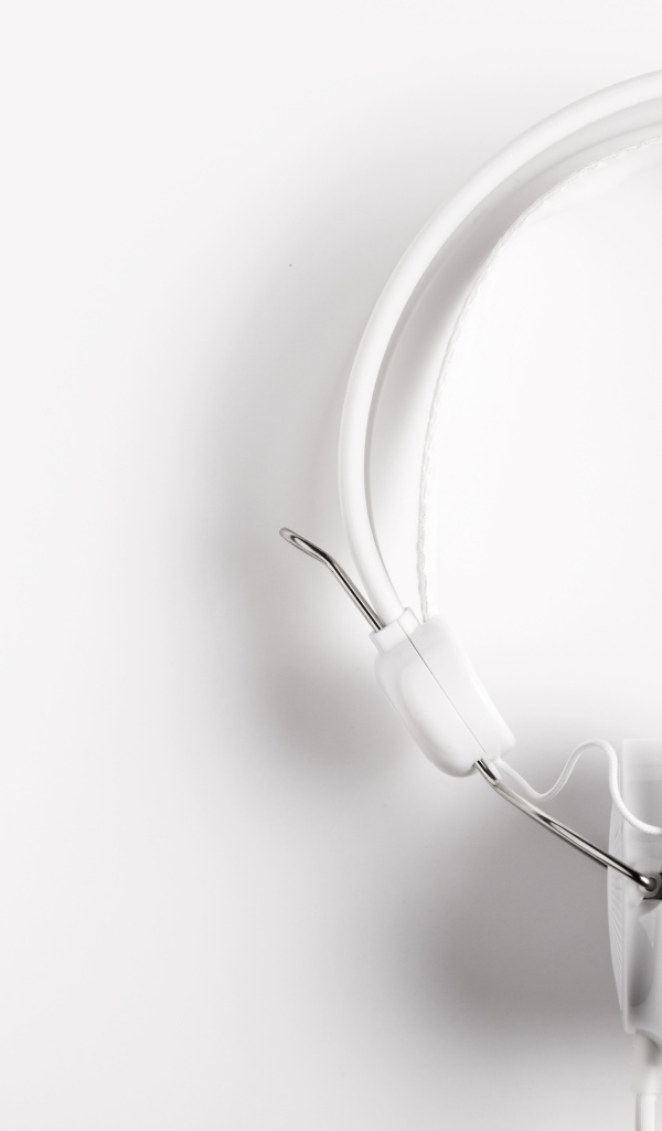 Большие наушники на белом фоне