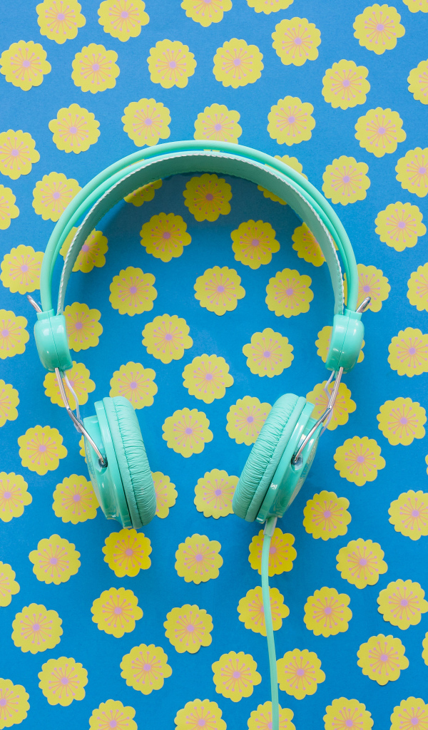 Голубые наушники на фоне с желтыми цветами