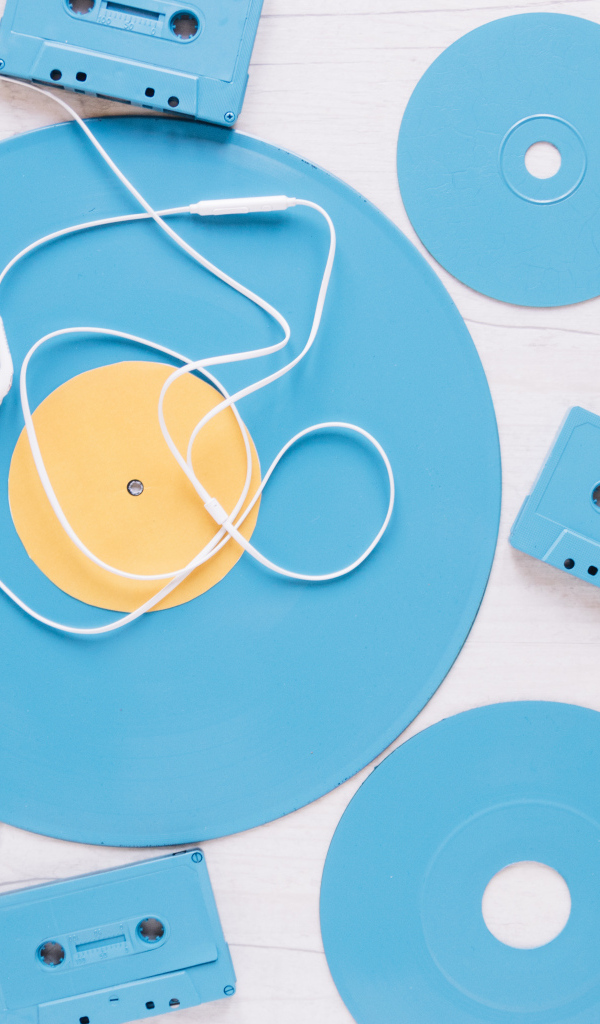 Голубые пластинки и кассеты на белом фоне