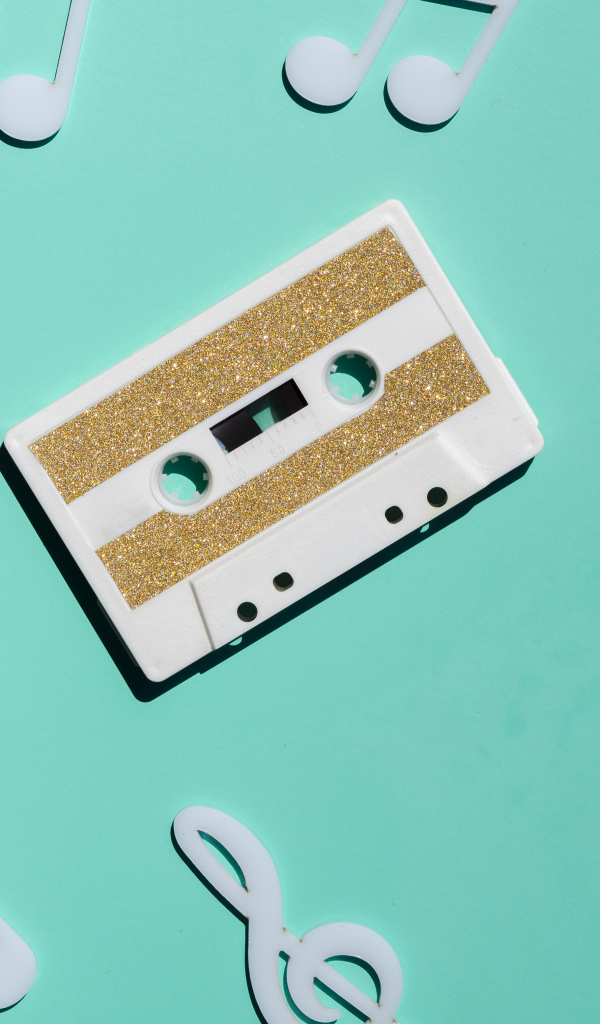 Кассета с белыми нотами на голубом фоне