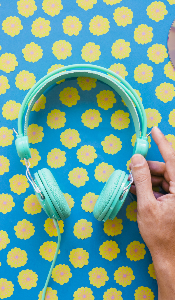 Наушники и диски на цветочном фоне