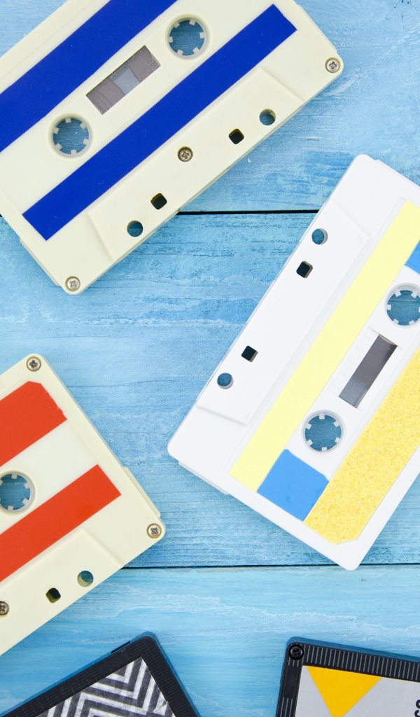 Много старых кассет на голубом фоне