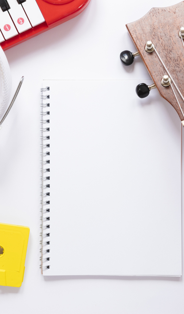 Музыкальные инструменты с наушниками, кассетами и пластинками