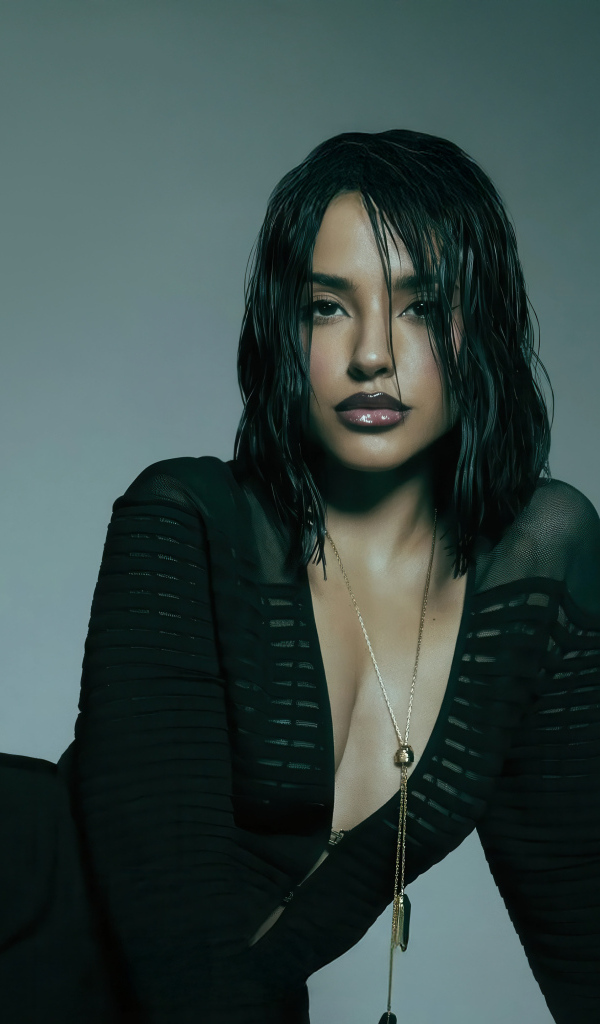 Популярная американская певица Бекки Джи в черном платье на сером фоне