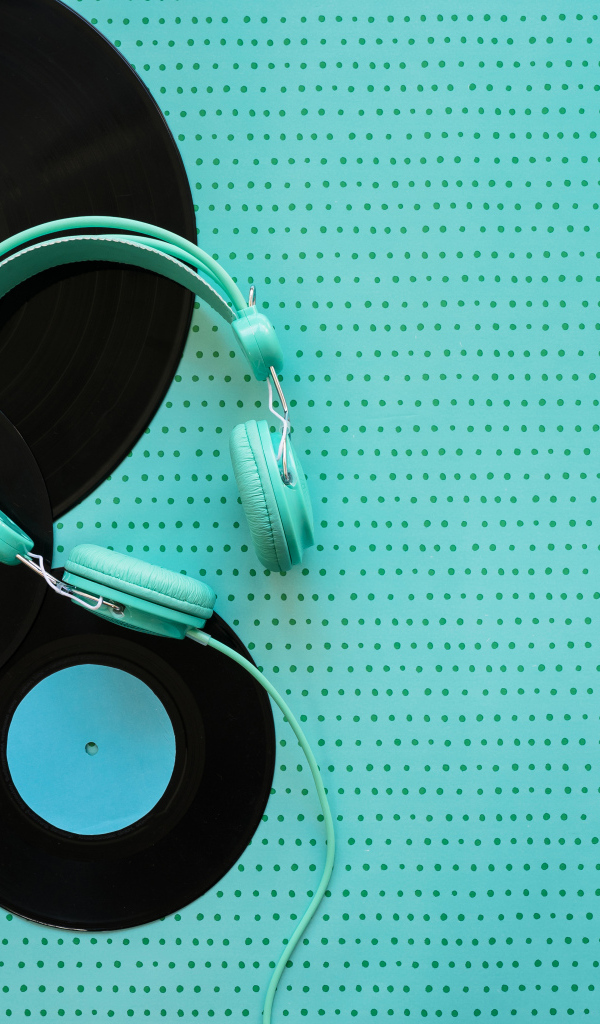 Пластинки и наушники на голубом фоне