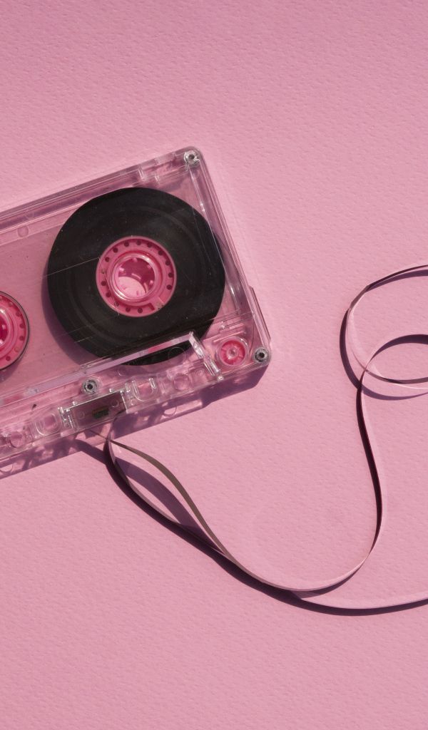 Магнитофонная кассета на розовом фоне