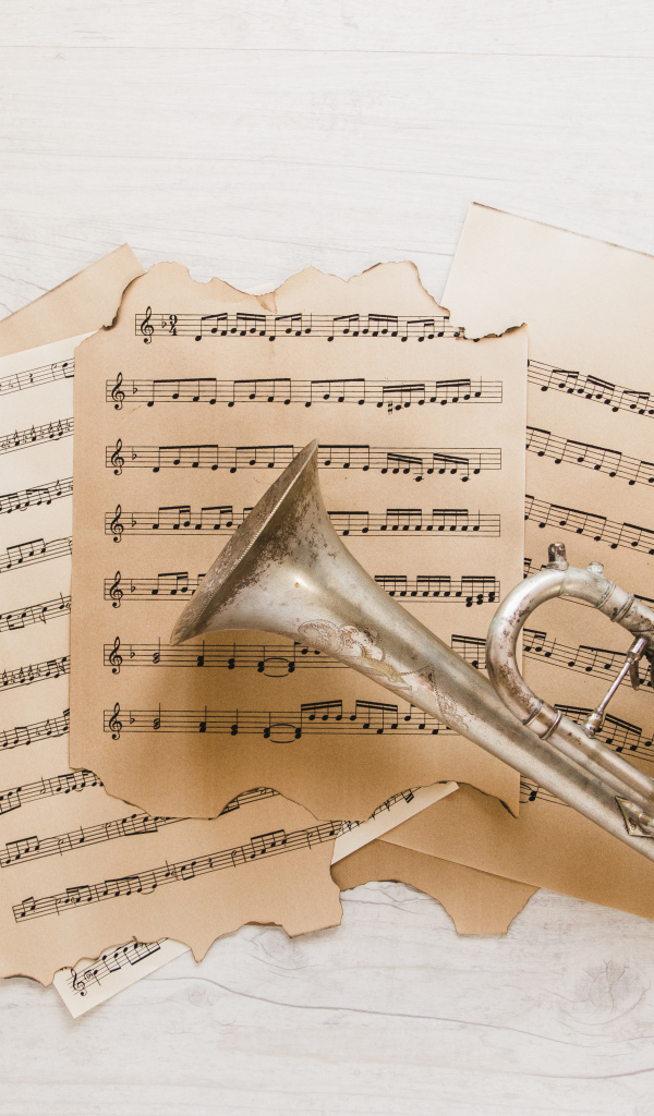 Труба и старые ноты на столе