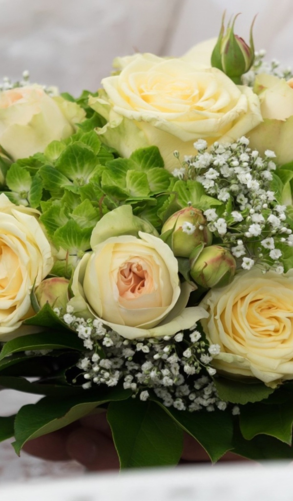 Букет невесты с цветами розы, гортензии и гипсофилы