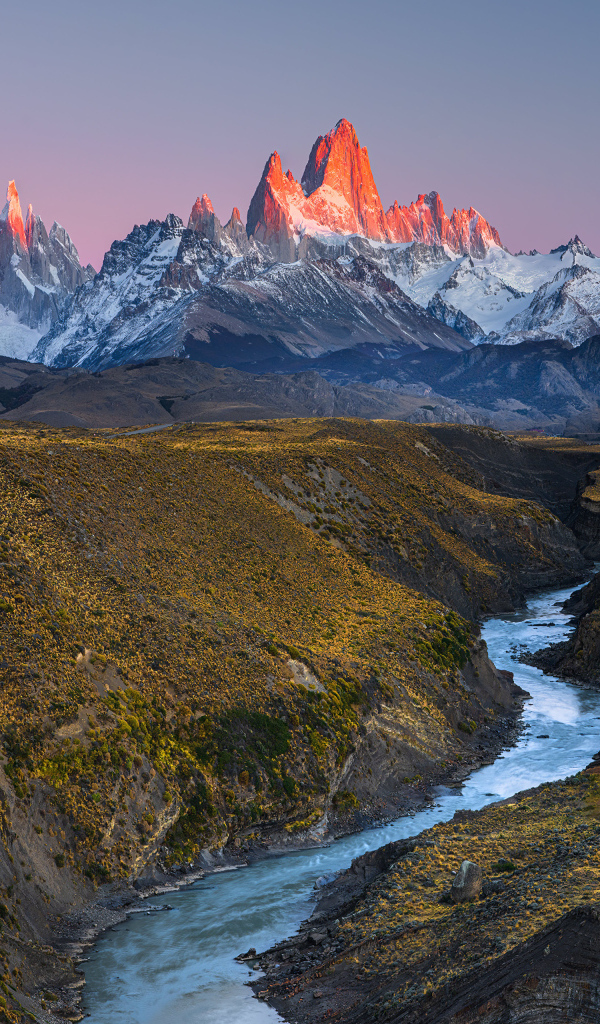 Река на фоне гор в лучах солнца на рассвете