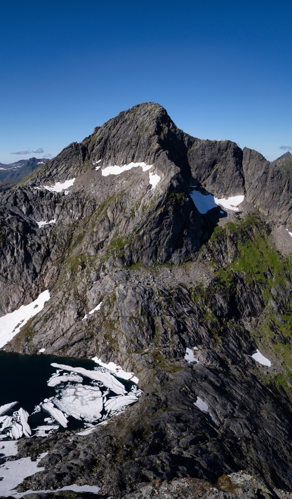 Вид на высокие горы под голубым небом