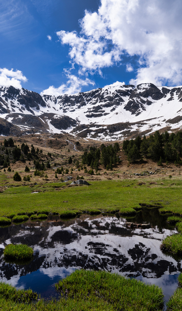Белые облака над заснеженными горами у реки, Андорра