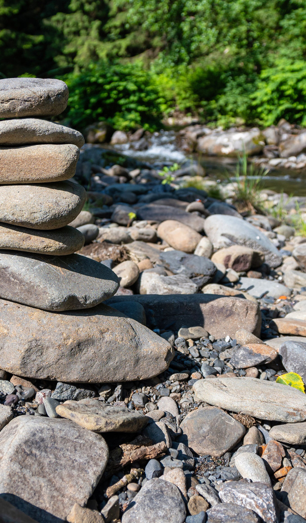 Пирамида из камней на берегу горной реки