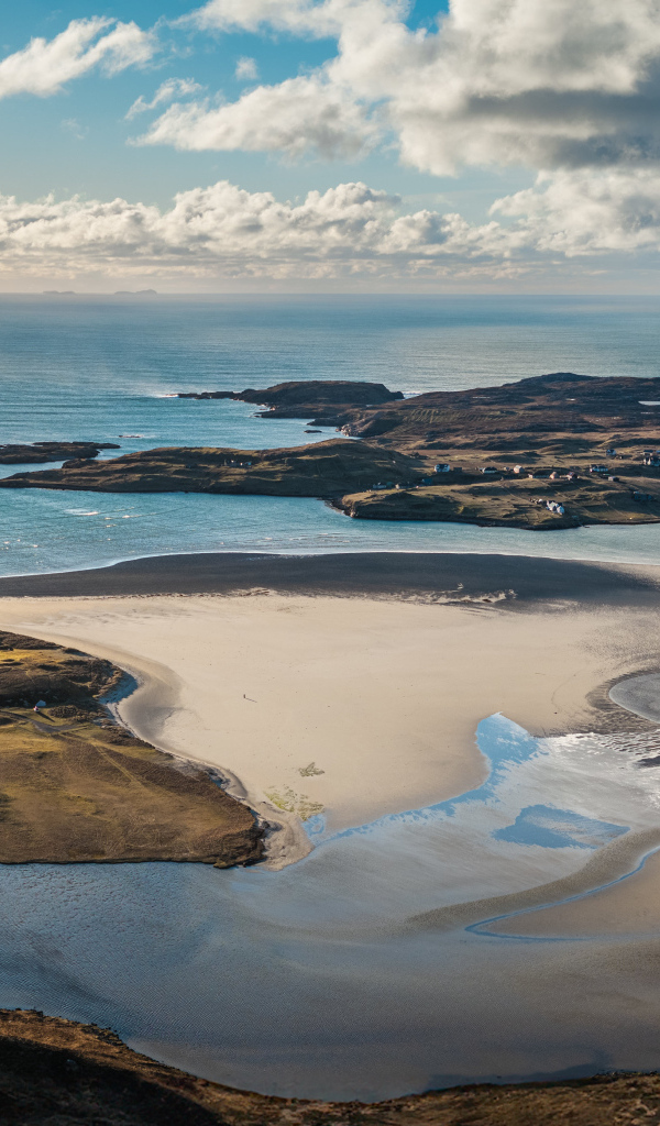 Красивый вид за залив под белыми облаками в небе