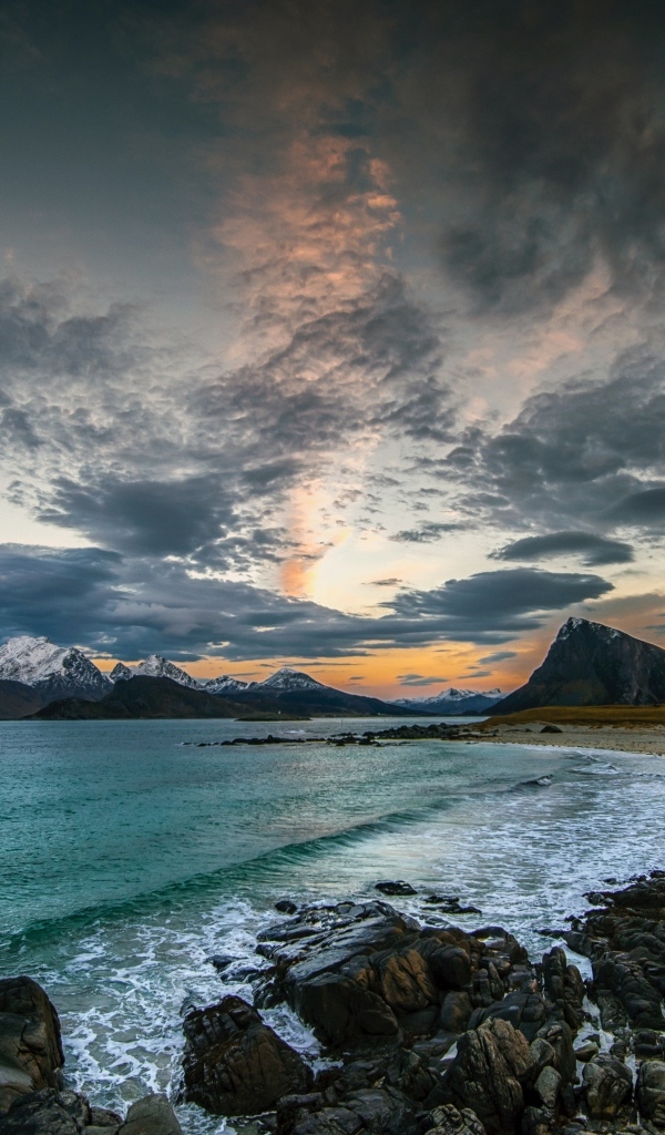 Черные облака над водой океана