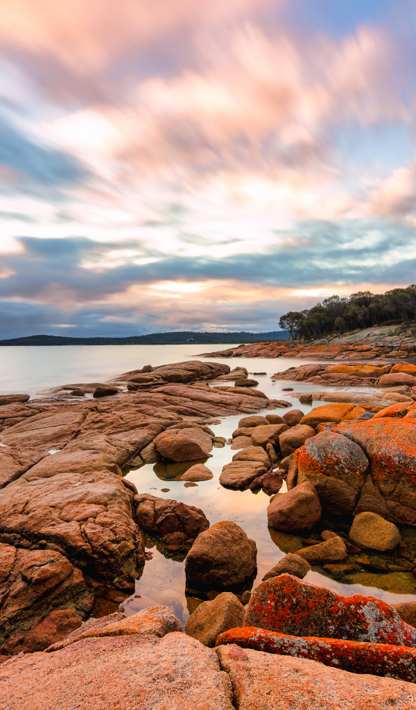 Большие камни на морском побережье