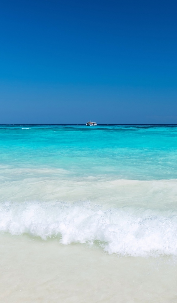 Бирюзовый океан с белыми волнами