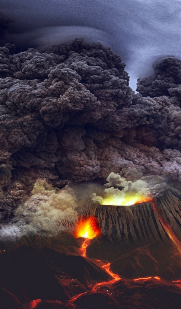 Страшный черный дым над извергающимся вулканом