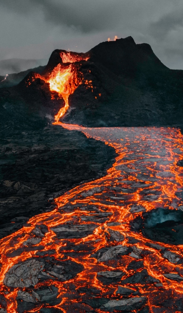 Вулканическая раскаленная лава стекает по склону