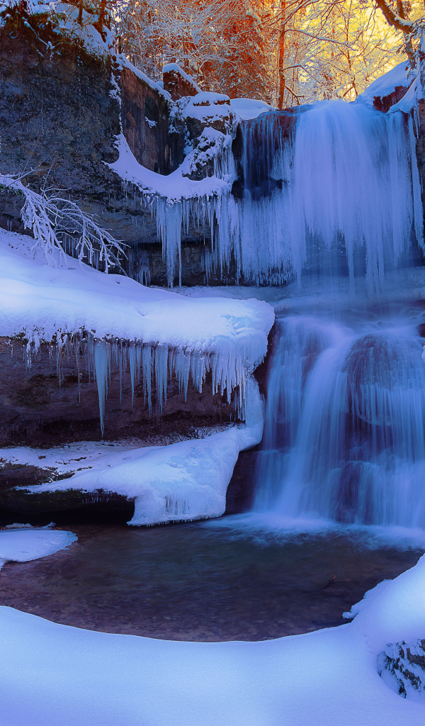 Заледеневший водопад на скале зимой