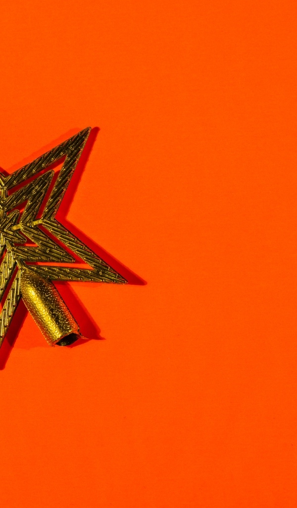 Золотая звезда на красном фоне