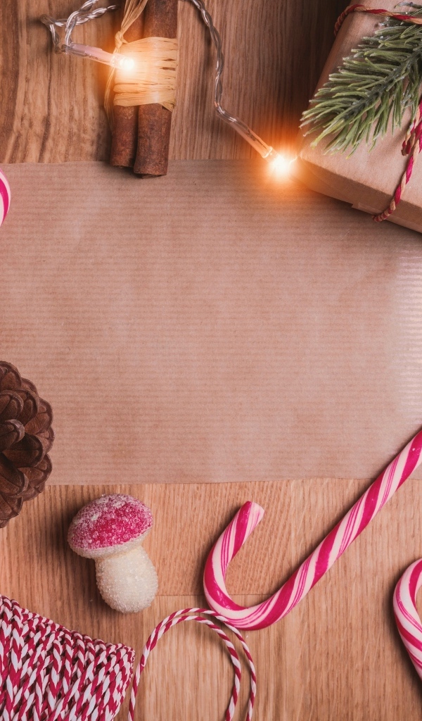 Шаблон открытки с еловыми шишками, конфетами и специями