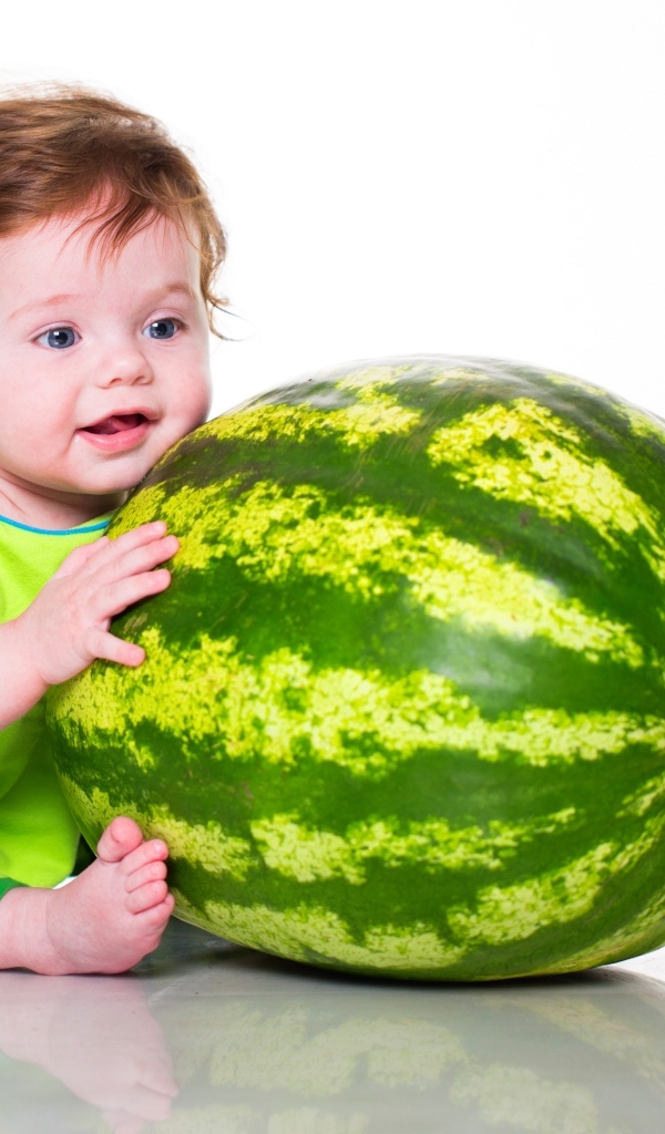 Голубоглазый маленький ребенок с арбузом