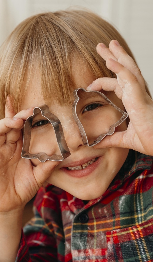 Ребенок с формочками для печенья в руках